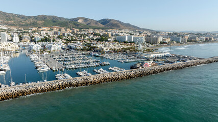 Obraz premium Puerto Marina en el municipio de Benalmádena a vista de dron, España
