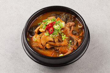  A soup made by boiling cleanly cleaned intestines of beef, chicken, fish, etc. with seasonings such as red pepper paste, soy sauce, garlic, and ginger.