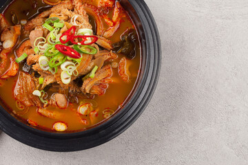  A soup made by boiling cleanly cleaned intestines of beef, chicken, fish, etc. with seasonings such as red pepper paste, soy sauce, garlic, and ginger.