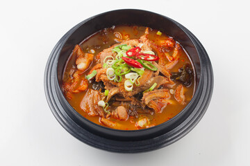  A soup made by boiling cleanly cleaned intestines of beef, chicken, fish, etc. with seasonings such as red pepper paste, soy sauce, garlic, and ginger.
