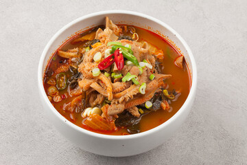  A soup made by boiling cleanly cleaned intestines of beef, chicken, fish, etc. with seasonings such as red pepper paste, soy sauce, garlic, and ginger.