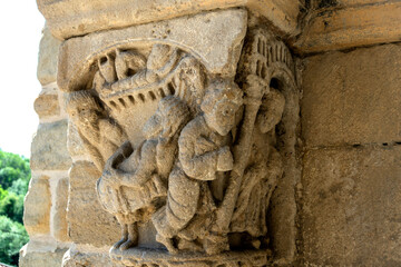 Sculptures de la coll&eacute;giale Saint-Laurent d'Auzon, &eacute;glise romane, Haute-Loire, Auvergne- Rhone-Alpes, France