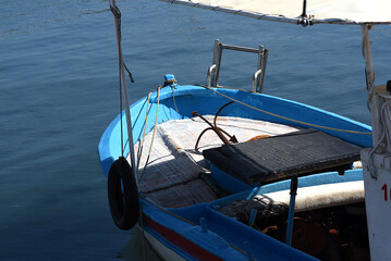 Boote und Fischerboote im Hafen von Urla Türkei