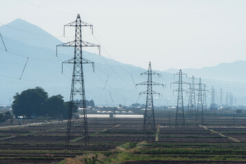 田園に連なる鉄塔 横
