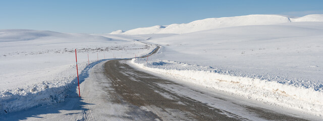 Obraz premium The road number 890 between Berlevåg and Tana on a sunny winter day, Finnmark, Norway