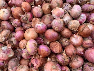 red onions in market