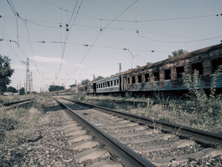 Obraz premium destroyed trains in a city lost in the war in Ukraine