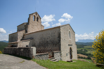 L'église de Montclar sur Gervanne dominant la vallée © Hervé Rouveure