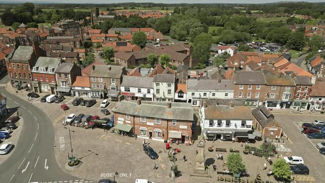 Thirsk town square and White Horse cafe, North Yorkshire, England