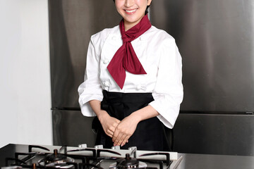 調理場で働くパティシエのアジア人女性