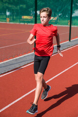Obraz premium An athlete performs special running exercises at the stadium. 