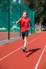 Obraz premium An athlete performs special running exercises at the stadium. 