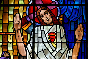 Stained glass window representing the heart of Jesus. Vitrail représentant le coeur sacré de...