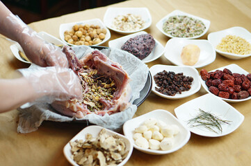 황토 오리 진흙 구이에 들어가는 식재료를 펼쳐 놓고 오리 안에 담는 모습