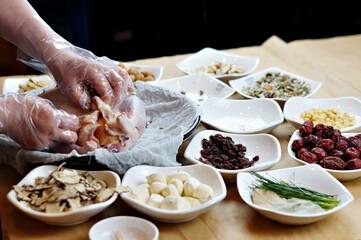 황토 오리 진흙 구이에 들어가는 식재료를 펼쳐 놓고 오리 안에 담는 모습