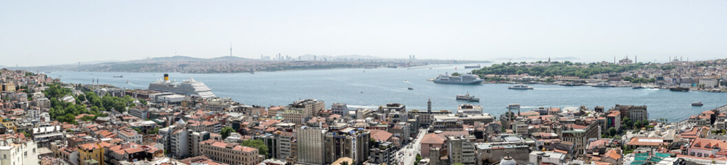 Naklejka premium Looking down on Istanbul city center from the observation deck during the day