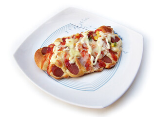 쏘세지 빵을 접시에 담아 놓은 모습