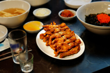 닭발을 접시에 담아 놓은 모습