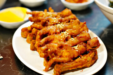 닭발을 접시에 담아 놓은 모습