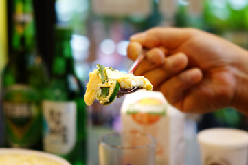 계란찜을 먹는 모습