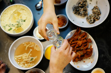 술자리에서 동료과 건배하는 모습