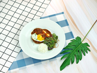 돈가스가 식탁 위에 놓여 있는 모습