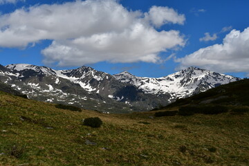 Schöne Landschaft mit Bergen im Ultental in Südtirol 