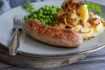 Bratwurst mit Erbsen und P&uuml;ree