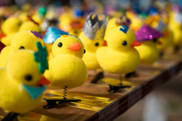 Juguetes de patitos amarillos que se ponen de adorno en la cabeza. Moda y tendencias