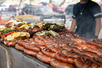 Clásico puesto de choripanes en un mercado callejero en Argentina