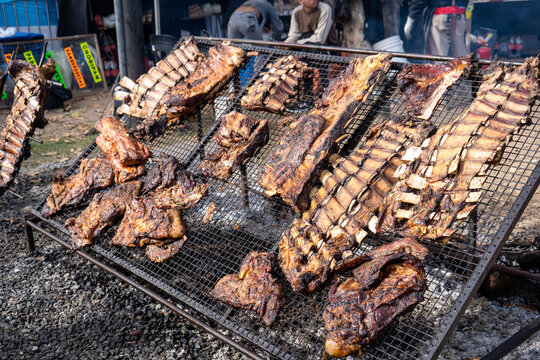 Gran asado de costillar a la estaca en d&iacute;a festivo Argentino	