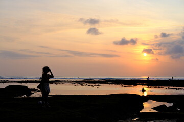 Fototapeta premium silhouette of a couple on the beach