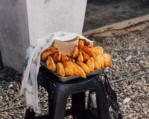 Venta ambulatoria de empanadas de yuca, en la ciudad de Yurimaguas, provincia de Alto Amazonas,...