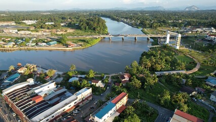 Obraz premium Kuching, Malaysia - July 6 2024: The Batu Kawah Riverbank Park