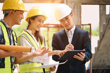 Inspector and workers discuss construction plans, illuminated by sunlight, creating a positive and productive atmosphere. Perfect for a banner highlighting teamwork and project management