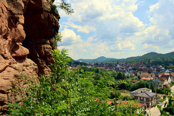 Blick vom Schillerfelsen auf die Stadt Dahn im Pfälzerwald im Landkreis Südwestpfalz im deutschen...
