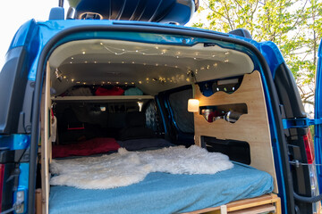 Blick in einen selbst ausgebauten Minicamper, Campervan mit Dachbox DIY