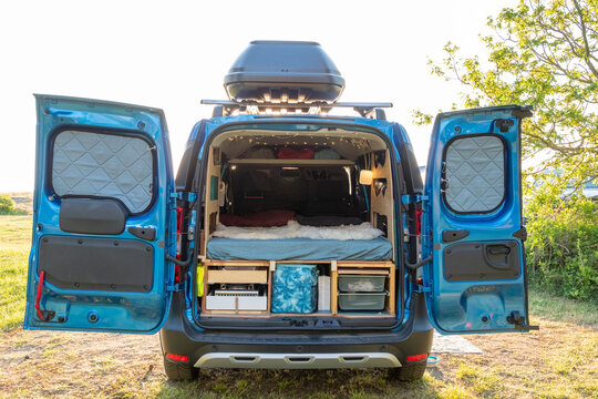 Blick in einen selbst ausgebauten Minicamper, Campervan mit Dachbox DIY