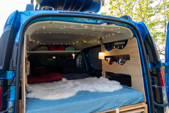 Blick in einen selbst ausgebauten Minicamper, Campervan mit Dachbox DIY