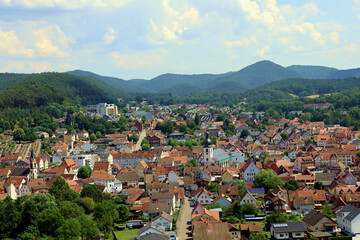 Die Stadt Dahn im Pfälzerwald im Landkreis Südwestpfalz im deutschen Bundesland Rheinland-Pfalz....