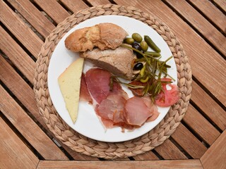 Plato de pan con embutidos.