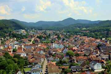 Fototapeta premium Die Stadt Dahn im Pfälzerwald im Landkreis Südwestpfalz im deutschen Bundesland Rheinland-Pfalz. Aussicht vom Premium-Wanderweg Dahner Felsenpfad.