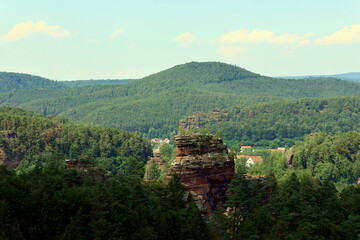 Blick in den Pfälzerwald von einem Aussichtspunkt bei Dahn im Landkreis Südwestpfalz im deutschen...