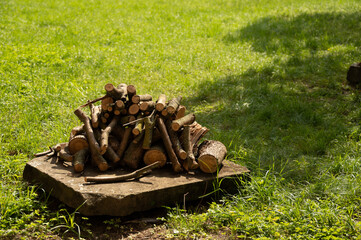 Ein Stapel von gesägtem Holz im Freien