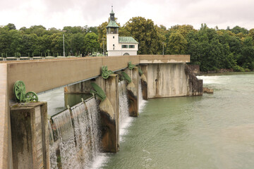 Augsburger Hochablass am Lech; Damm mit Getriebehaus und Glockenturm