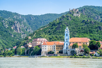 Blick auf Dürnstein und die Donau, Wachau, Österreich 