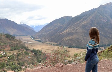 Naklejka premium Jeune femme devant la Vallée Sacrée - Pérou