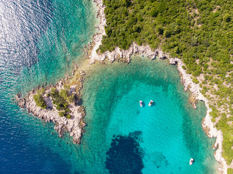 Eine Bucht mit klaren Wasser zwischen Split und Dubrovnik in Kroatien, im Mittelpunkt zwei Boote, die vor der K&uuml;ste ankern