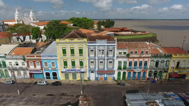 Aerial view of houses in the historic center of Bel&eacute;m, in the banks of Guajar&aacute; Bay - Par&aacute;, Brazil