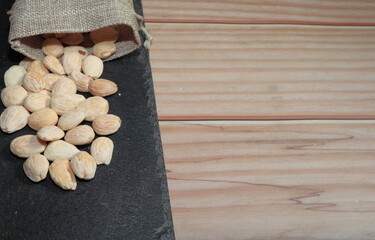 otoño almendras peladas plato pizarra saco lino
